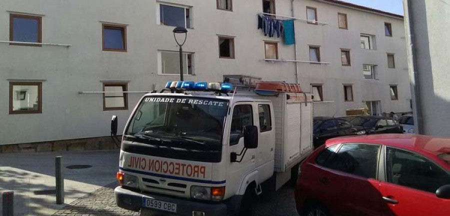 Entran por una ventana en la calle San Francisco para rescatar a una anciana accidentada