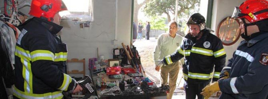 Vecinos de Cea sofocan un incendio en el mercadillo de la Casa de Cultura