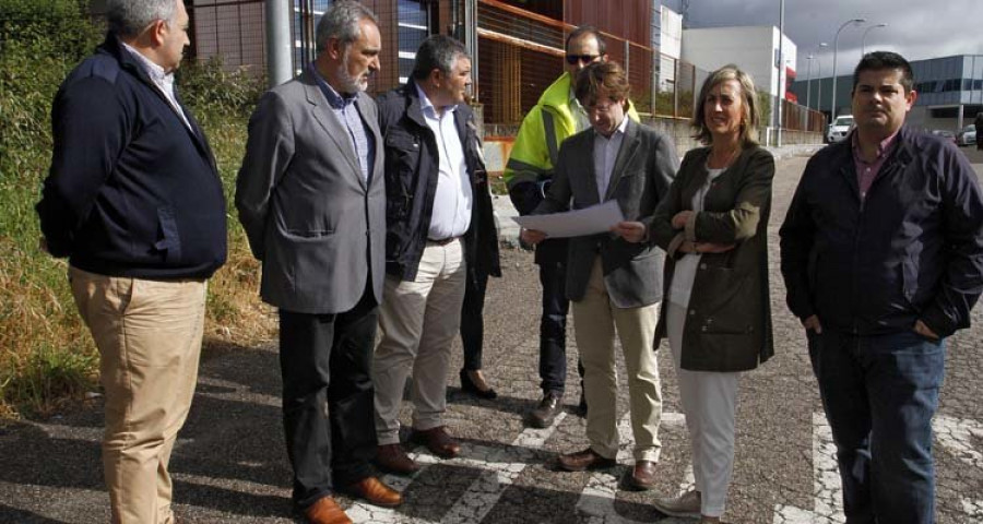 El bache de la PO-549 deriva en bronca entre Tourís y Charlín en la presentación de una obra