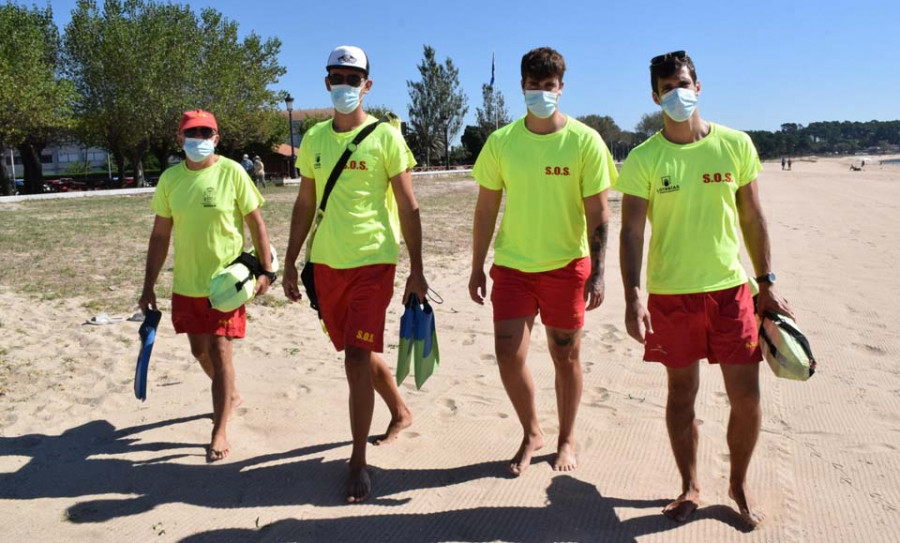 Los socorristas de Ribeira enfilan la recta final de una campaña de verano con una docena de rescates