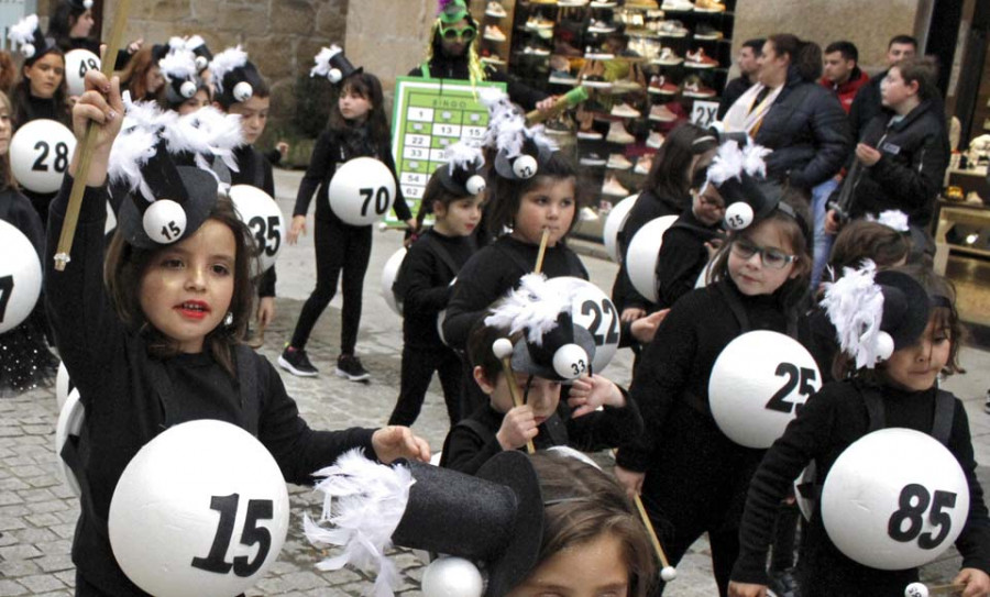 Un total de 23 carrozas y 627 personas participarán hoy en el Desfile de Entroido cambadés