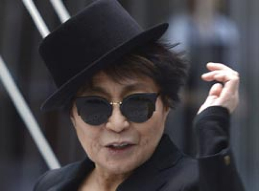 Una diseñadora neoyorquina acusa  a Yoko Ono de copiar sus diseños