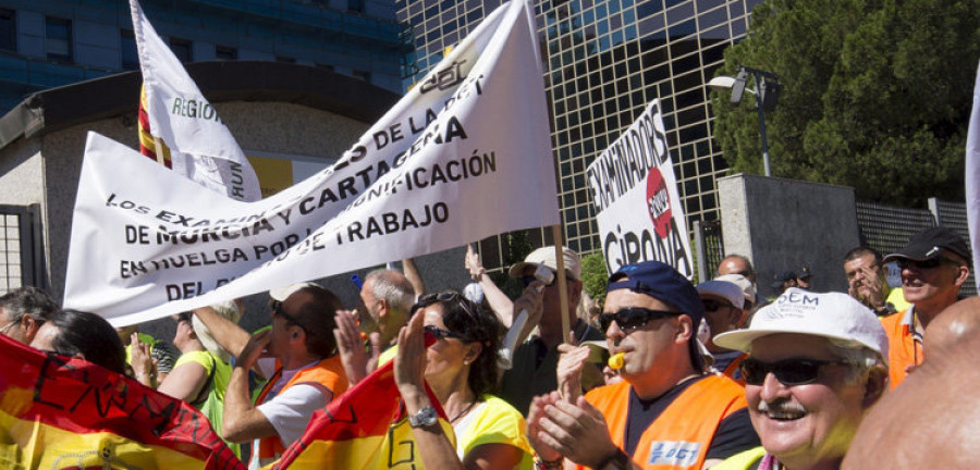 Los examinadores de tráfico dejan la huelga indefinida y convocarán paros parciales