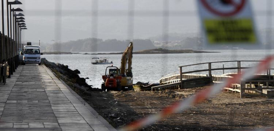 Costas retira el mirador de la playa de A Concha tras dos años precintado por su peligrosidad