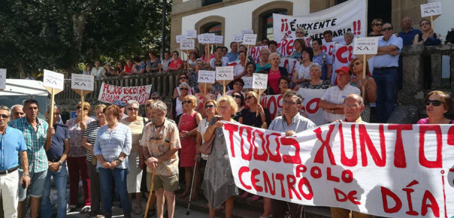 Unas 250 personas protestan en Rianxo por el centro de día