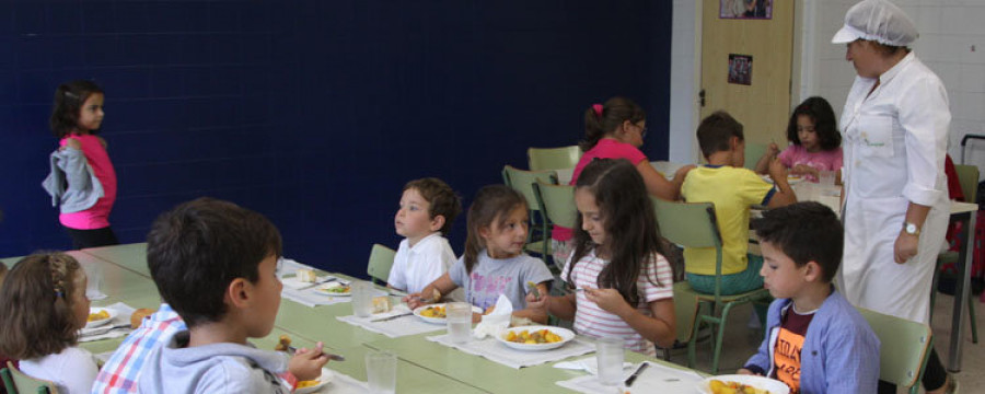 CAMBADOS - El comedor escolar de Vilariño arranca con 14 niños y para evitar la fuga de alumnado