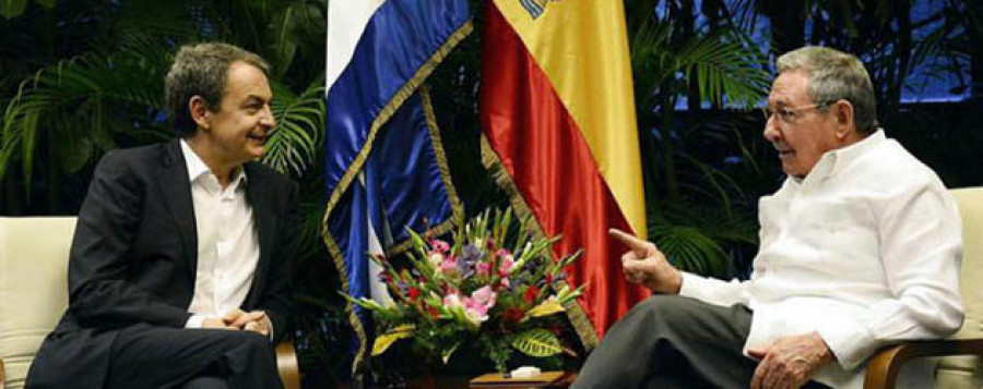El Gobierno tacha de “desleal” a Zapatero por reunirse en Cuba con Raúl Castro