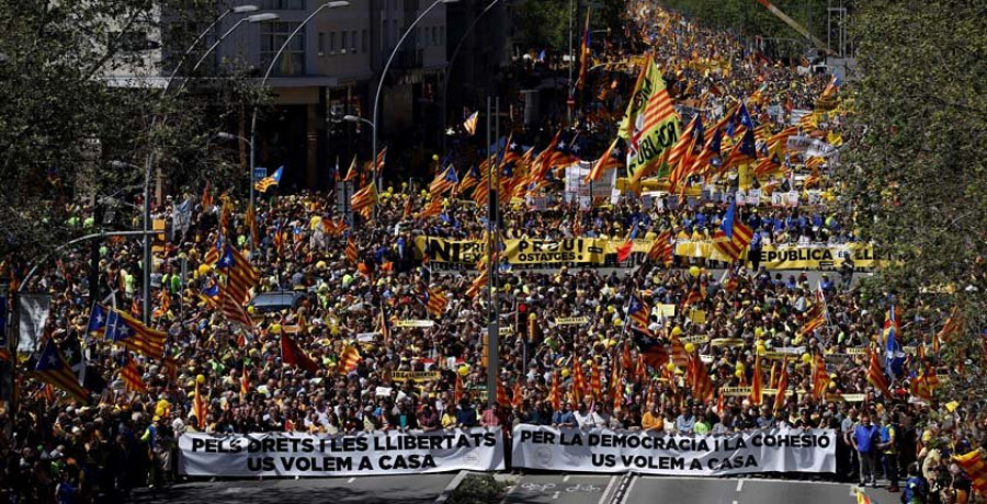Una multitudinaria marcha clama en Barcelona por la libertad de los presos