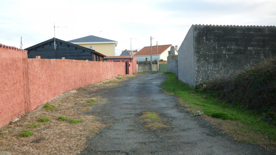 Ribeira adjudica las obras de pavimentación de tres caminos en la zona de A Atalaia, en Corrubedo