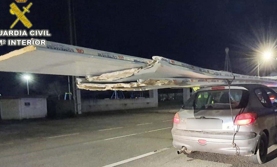 La Guardia Civil intercepta un coche en Cambados que circulaba con un tablero de ocho metros sobre el techo