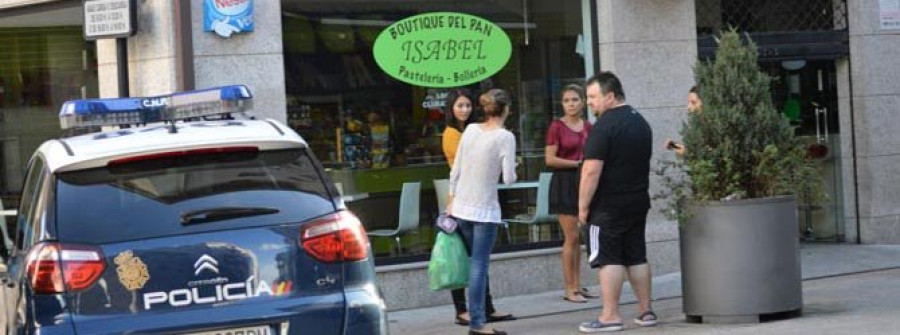 Un individuo armado con pistola y navaja intentó atracar la céntrica panadería Isabel y acabó huyendo