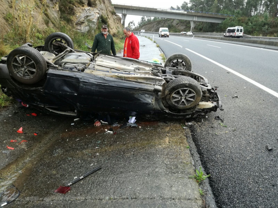 RIVEIRA - Dos personas resultan heridas, una de ellas atrapada, en un accidente con vuelco en la Autovía do Barbanza