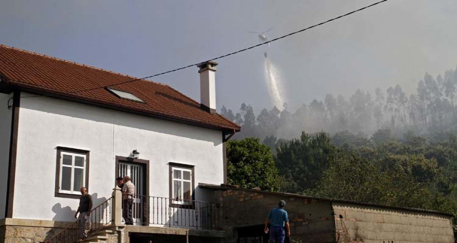 Catoira sufre dos incendios seguidos que arrasan dos hectáreas de monte