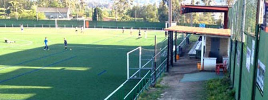 PONTECESURES-El PP reclama inversiones en el campo de fútbol para mejorar el firme que rodea el césped artificial