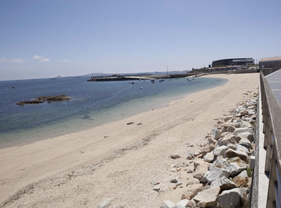 Localizada en la playa de Castiñeiras una octogenaria que se marchó de la casa en la que vive con su hijo
