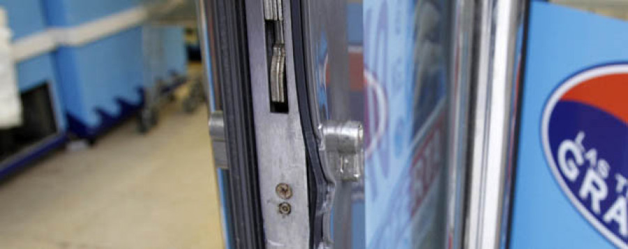 CAMBADOS - Los ladrones fuerzan la puerta de al menos cinco tiendas por un botín de 400 euros