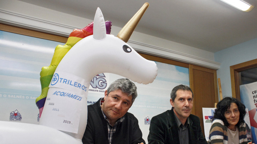 El BNG denuncia con un flotador de unicornio que el parque acuático es “vender fume”