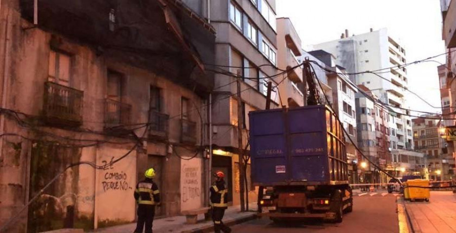 Edelmiro Trillo permanece cerrada al tráfico durante más de 12 horas por el derribo del cableado telefónico