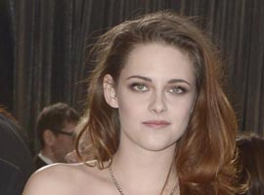 La novia de Robert Pattinson vuelve  a colaborar con la firma Balenciaga