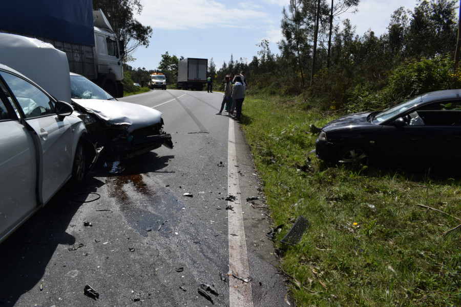 Una persona resulta herida en una colisión múltiple entre los lugares ribeirenses de Cruxeiras y San Roque