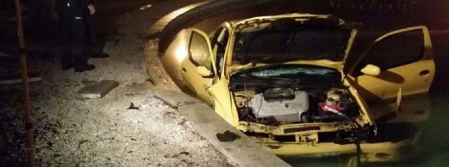 Choca contra un pivote y acaba con su coche dentro de la fuente de Vilariño