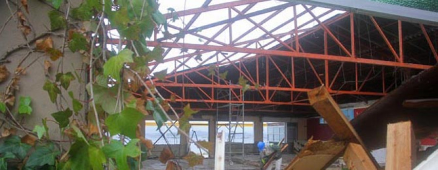 Los operarios desmantelan las cubiertas del edificio de La Sirena para su derribo