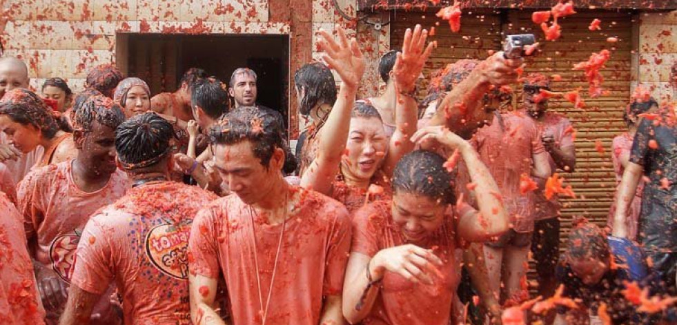 La Tomatina cumple su rito anual y tiñe de rojo Buñol