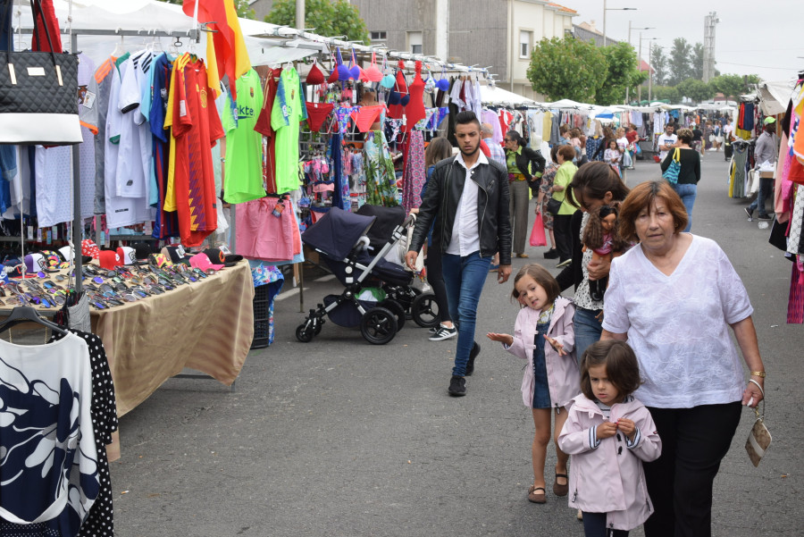 El mercadillo de Aguiño incrementa hasta 66 la cifra de puestos después del magnífico estreno