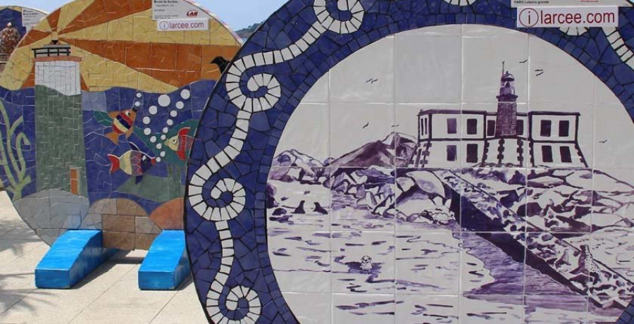 La luz de los faros en murales de azulejo conecta Sanxenxo con la Costa da Morte