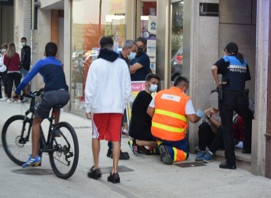 Dos menores  de edad resultan heridos en un atropello con una bicicleta en la Avenida Rosalía de Castro en Ribeira
