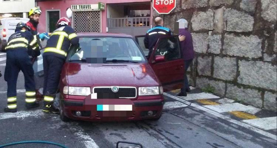 Excarcelan a una mujer tras una colisión entre un turismo y una furgoneta en Vilagarcía