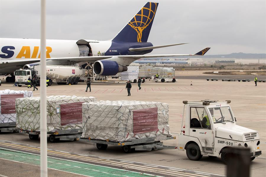 El avión con el material sanitario donado por Inditex llega a España