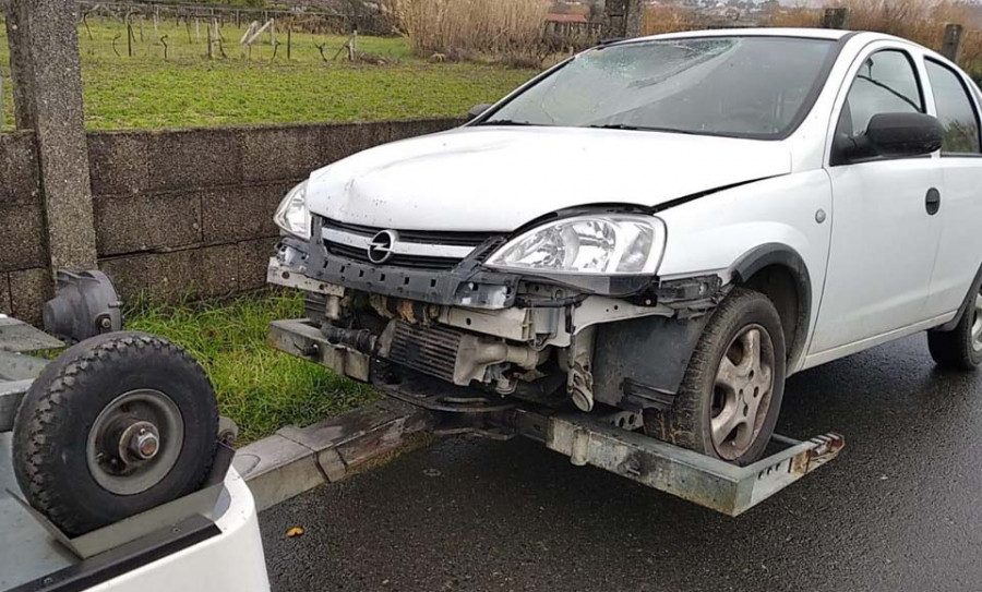 Dan con el conductor fugado que se estrelló contra el lavadero de A Pedreira en Cambados