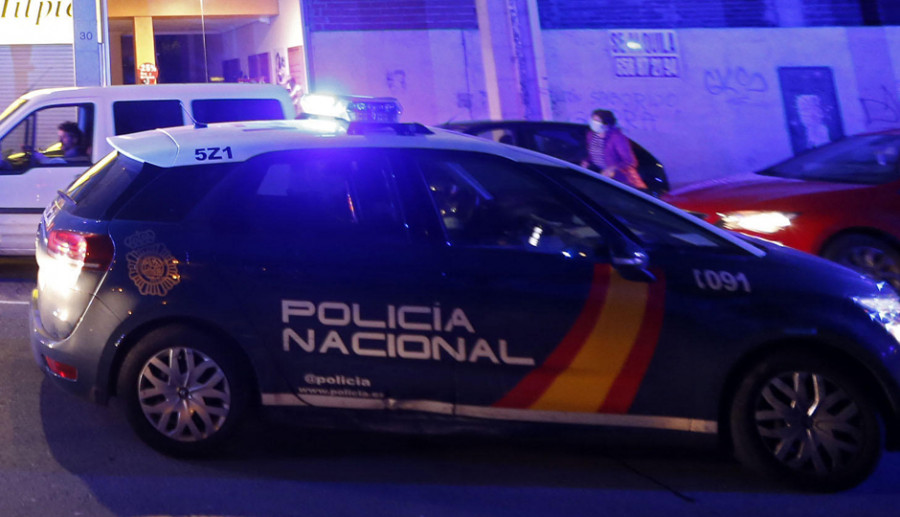 Envían a prisión a una mujer que volvió a saltarse el confinamiento e insultó a la Policía en Ribeira