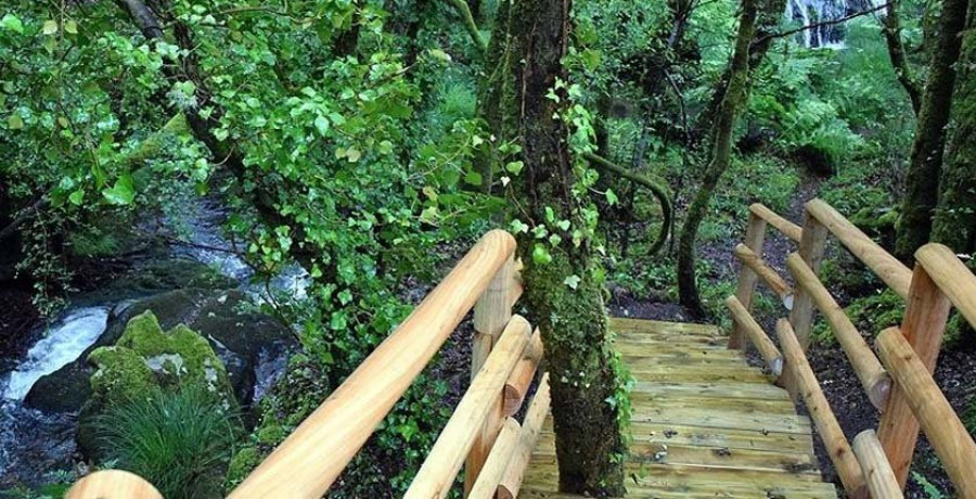 La instalación de una nueva pasarela de madera mejora el acceso a la cascada de Raxoi