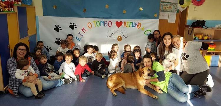 Los pequeños de
O Tombo aprenden valores de respeto con una sesión “peluda”