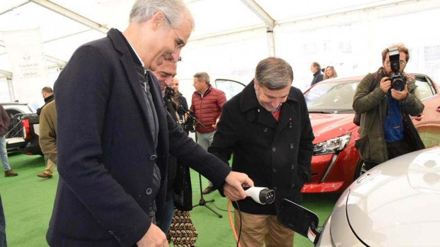 Ruiz anuncia que los próximos vehículos del parque móvil municipal serán eléctricos