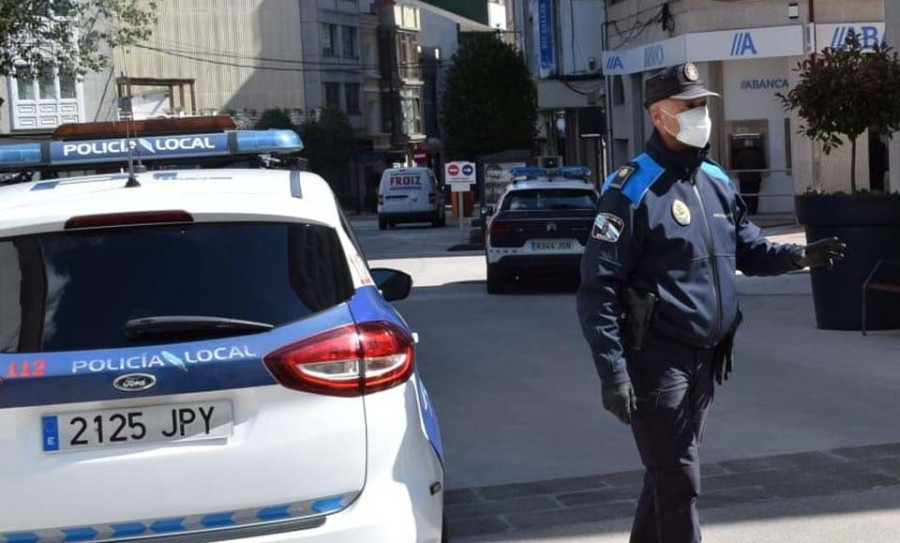 La Policía Local de Ribeira denuncia a un joven ebrio  que aporreó varias puertas