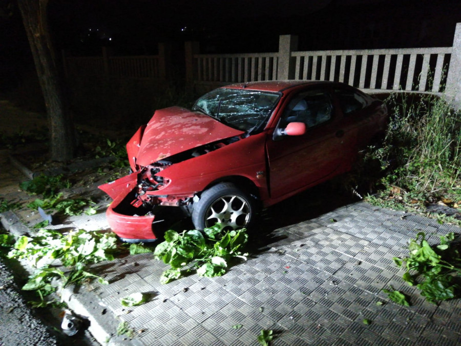 Un conductor novel se fuga del hospital tras sufrir un accidente en Ribeira en el que sextuplicó la tasa de alcohol