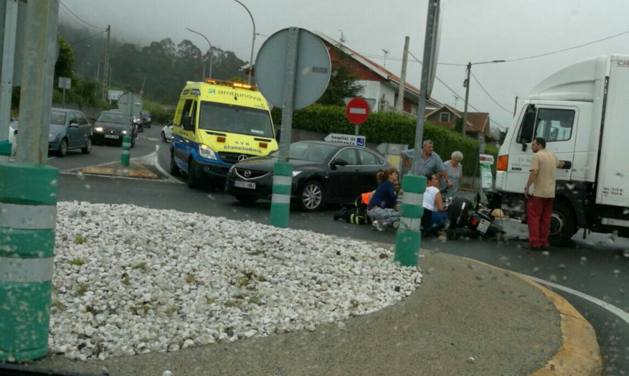RIVEIRA - Herido un motorista en un accidente con un camión en la rotonda de acceso al hospital
