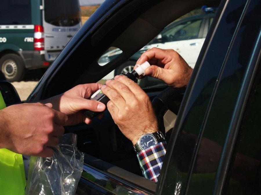 Cuadruplica la tasa de alcohol un conductor que se dio a la fuga a pie tras un accidente en Vilagarcía