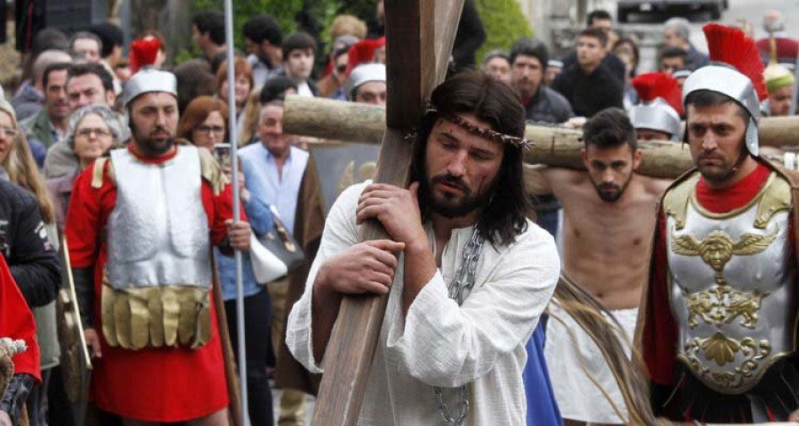 El Vía Crucis emociona a cientos de personas en la Semana Santa de Paradela