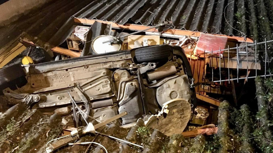 Salen ilesos tras caer con su vehículo sobre el tejado de un garaje en Castro
