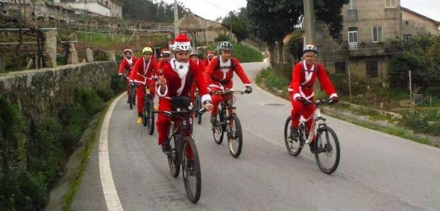 Los ciclistas de Armenteira e Punto organizan una marcha en bicicleta con trajes de Papá Noel