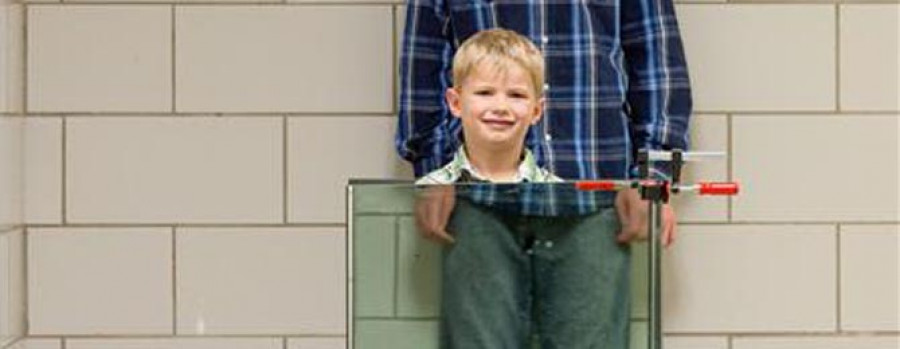 Un físico y su hijo de 14 años ofrecen "invisibilidad" con espejos y agua