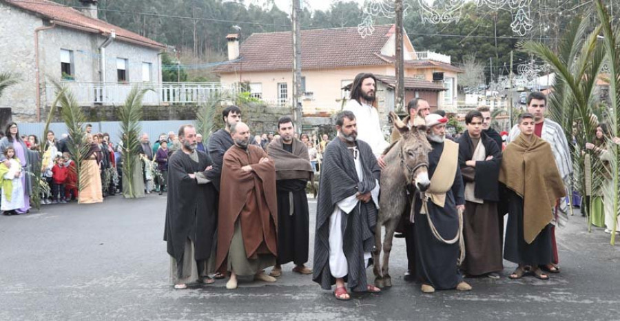 Arousa inicia su Semana Santa con multitudinarias bendiciones de ramos