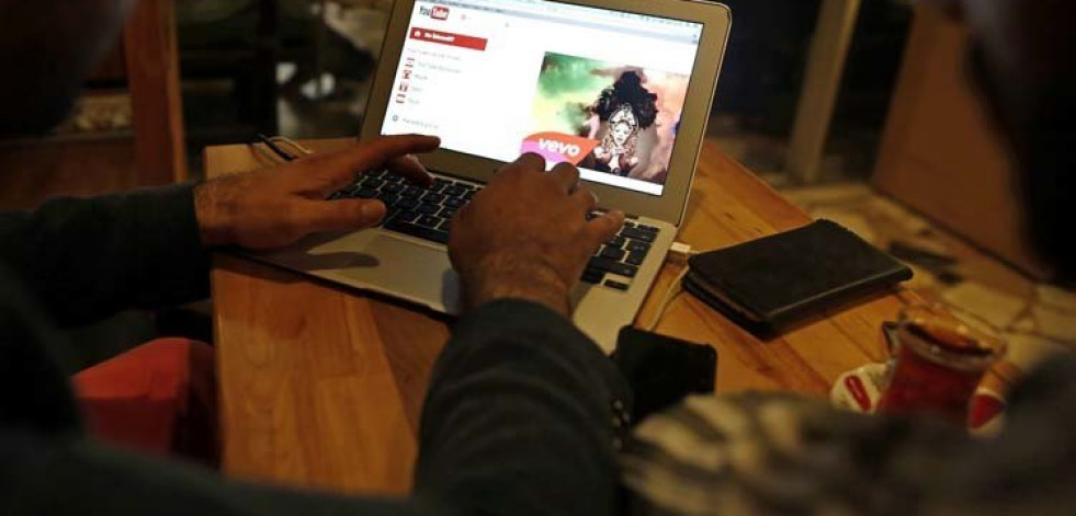 Las nuevas tecnologías adelantan unos diez años la vista cansada
