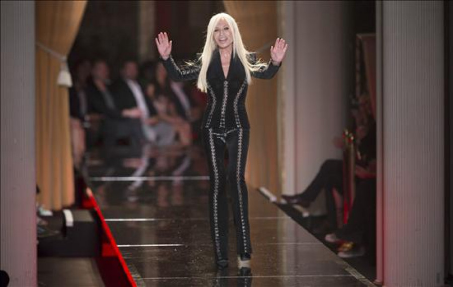 Los destellos de Versace inauguran la semana de la alta costura de París