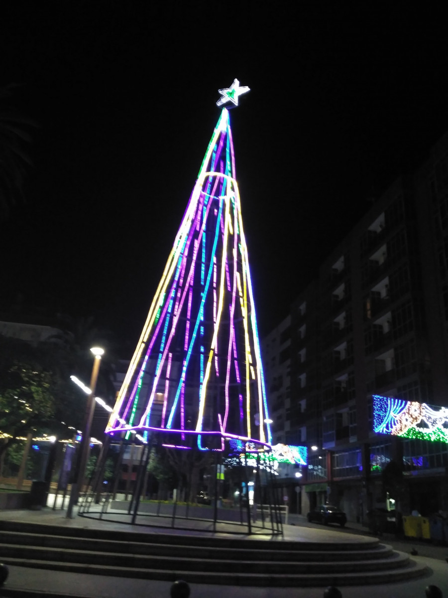 Ribeira ve reforzado su alumbrado navideño con más hilos luminosos en el árbol de la Praza do Concello