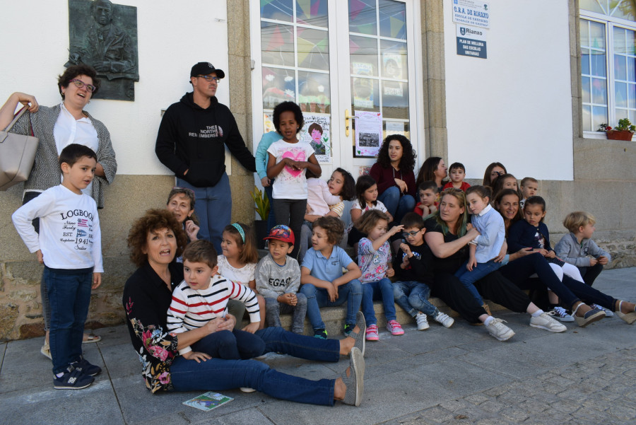 La escuela unitaria Rosalía de Castro inició los actos de su 90 aniversario con juegos y música